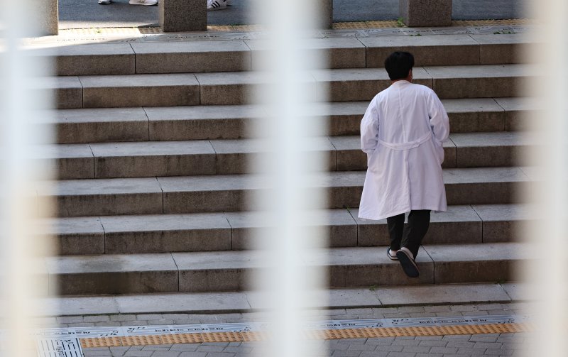 [서울=뉴시스] 황준선 기자 = 지난 7일 서울 시내 한 의과대학에서 의료진이 이동하는 모습. 2025.05.07. hwang@newsis.com