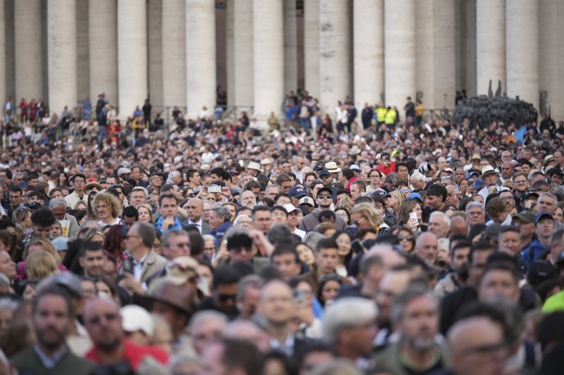 [바티칸=AP/뉴시스] 7일(현지 시간) 바티칸 시스티나 성당에서 제267대 교황을 선출하는 콘클라베가 열린 가운데 시민들이 교황 선출 소식을 기다리고 있다. 2025.05.08.