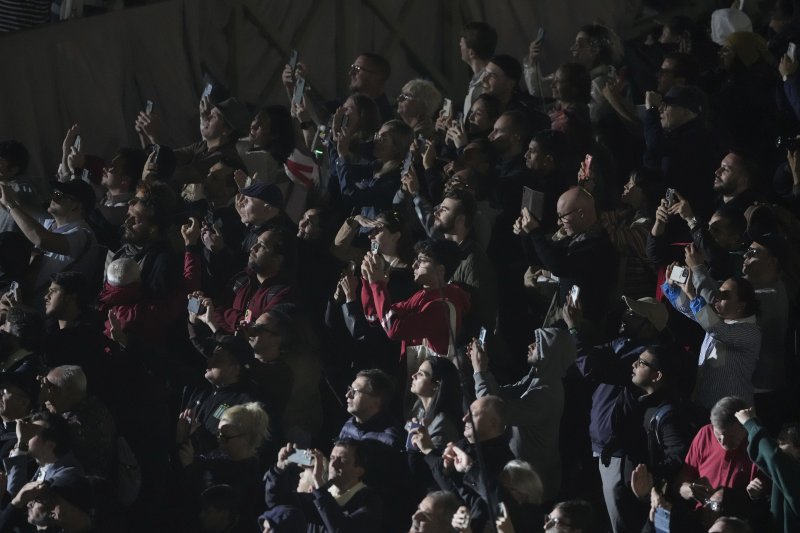 [바티칸=AP/뉴시스] 7일(현지 시간) 바티칸 시스티나 성당에서 제267대 교황 선출 불발을 알리는 검은 연기가 피어오르자 시민들이 연기를 찍고 있다. 2025.05.08.