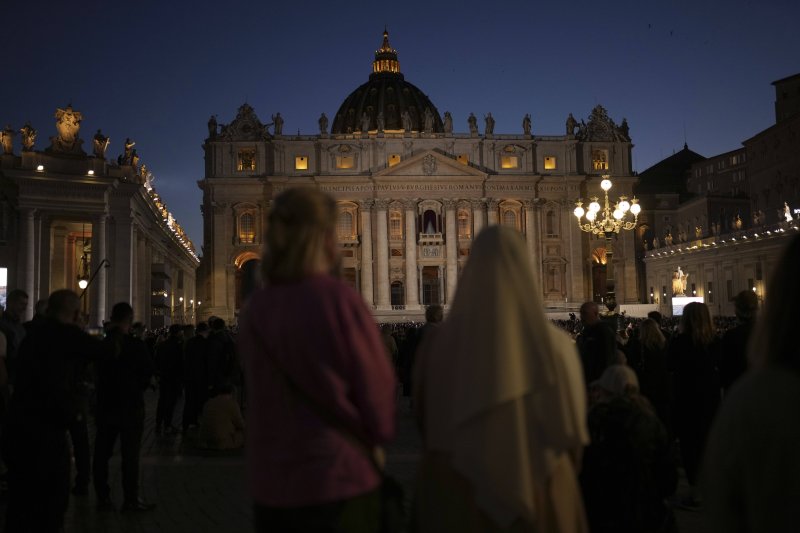 [바티칸=AP/뉴시스] 7일(현지 시간) 바티칸 시스티나 성당에서 제267대 교황을 선출하는 콘클라베가 열린 가운데 시민들이 교황 선출 소식을 기다리고 있다. 2025.05.08.