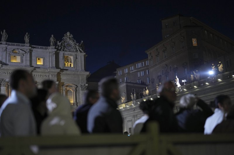 [바티칸=AP/뉴시스] 7일(현지 시간) 바티칸 시스티나 성당에서 제267대 교황 선출 불발을 알리는 검은 연기가 피어오르자 시민들이 연기를 바라보고 있다. 2025.05.08.