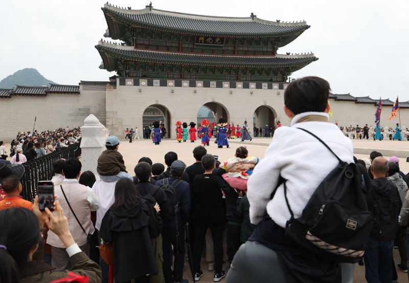 [서울=뉴시스] 조수정 기자 = 103주년 어린이날인 5일 서울 종로구 경복궁 광화문 월대에서 어린이와 가족, 관광객들이 수문장 어린이날 특별행사로 열린 인형탈 파수의식을 관람하고 있다. 2025.05.03. chocrystal@newsis.com