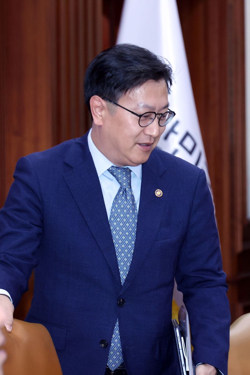 김범석 기획재정부 장관 직무대행이 8일 서울 종로구 정부서울청사에서 주재한 경제관계장관회의에 참석하고 있다. 사진=서동일 기자
