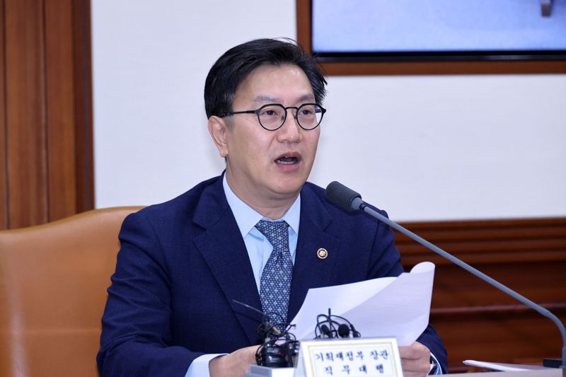 김범석 기획재정부 장관 직무대행이 8일 서울 종로구 정부서울청사에서 주재한 경제관계장관회의에서 발언하고 있다. 사진=서동일 기자