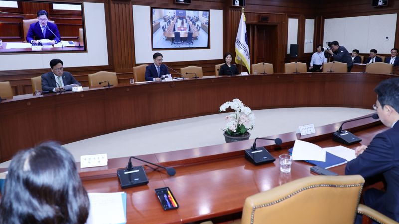 김범석 기획재정부 장관 직무대행이 8일 서울 종로구 정부서울청사에서 주재한 경제관계장관회의에서 발언하고 있다. 사진=서동일 기자