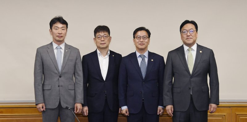 거시경제금융현안간담회 (서울=연합뉴스) 김범석 부총리 겸 기획재정부 장관 직무대행(왼쪽 세번째)이 8일 서울 중구 은행회관에서 열린 '거시경제금융현안간담회' 시작에 앞서 참석자들과 기념 촬영하고 있다. 왼쪽부터 이복현 금융감독원장, 유상대 한국은행 부총재, 김 직무대행, 김병환 금융위원장. 2025.5.8 [기획재정부 제공. 재판매 및 DB 금지] photo@yna.co.kr (끝)