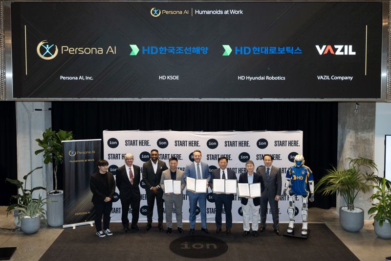 송영훈 HD현대로보틱스 솔루션부문장, 이동주 HD한국조선해양 제조혁신랩 부문장, 닉 래드포드 페르소나 AI CEO, 김성원 바질컴퍼니 CTO(오른쪽 두번째부터)가 지난 7일(현지시간) '조선 용접용 휴머노이드 개발을 위한 업무협약(MOU)'을 체결한 뒤 기념촬영을 하고 있다. HD한국조선해양 제공