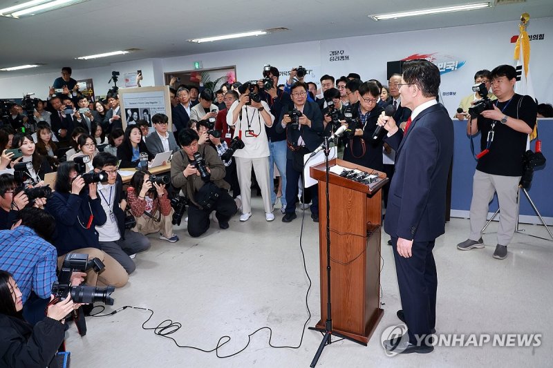 선거 캠프 사무실서 긴급 기자회견 연 김문수 후보 (출처=연합뉴스)