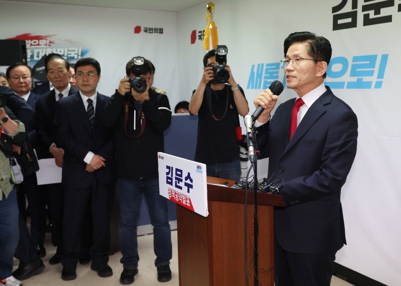 [서울=뉴시스] 고승민 기자 = 김문수 국민의힘 대선 후보가 8일 서울 여의도 캠프 사무실에서 현안 기자회견을 하고 있다. 2025.05.08. kkssmm99@newsis.com