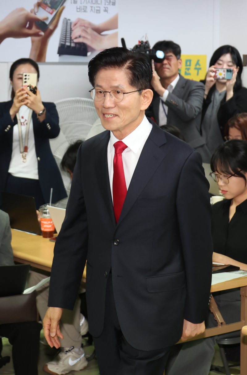 [서울=뉴시스] 고승민 기자 = 김문수 국민의힘 대선 후보가 8일 서울 여의도 캠프 사무실에서 현안 기자회견을 하기 위해 발언대로 향하고 있다. 2025.05.08. kkssmm99@newsis.com