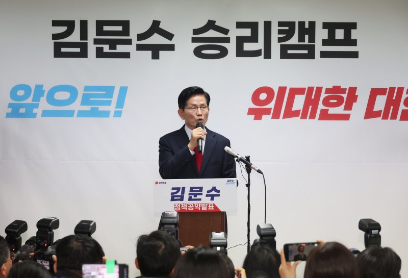 [서울=뉴시스] 고승민 기자 = 김문수 국민의힘 대선 후보가 8일 서울 여의도 캠프 사무실에서 현안 기자회견을 하고 있다. 2025.05.08. kkssmm99@newsis.com