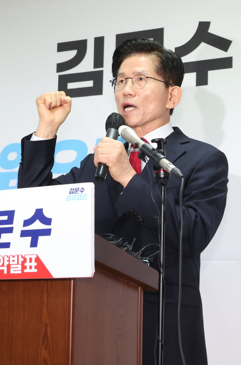 [서울=뉴시스] 고승민 기자 = 김문수 국민의힘 대선 후보가 8일 서울 여의도 캠프 사무실에서 현안 기자회견을 하고 있다. 2025.05.08. kkssmm99@newsis.com