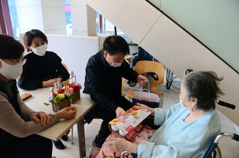 어버이날인 8일 오전 광주 북구 동행재활요양병원에서 가족들이 입소 환자 어머니에게 빙그레 요플레를 건네고 있다. 2023.5.8/뉴스1 ⓒ News1 이승현 기자