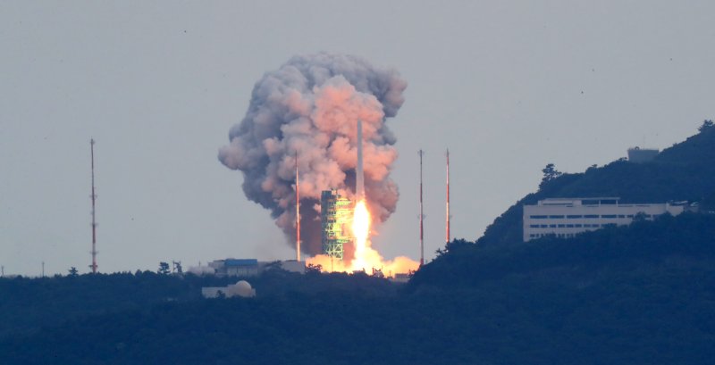 [여수=뉴시스] 김선웅 기자 = 25일 전남 여수시 낭도에서 바라본 고흥 나로우주센터 발사대에서 한국형 우주 발사체 누리호(KSLV-Ⅱ)가 발사돼 우주로 날아오르고 있다. 지난 24일 통신문제로 예정된 발사가 하루 연기된 누리호의 3차 발사에서는 1,2차 시험 발사 때와는 달리 주탑재위성인 차세대소형위성 2호와 민간 위성 등을 포함해 실제 우주 임무를 수행하는 8기의 실용 위성이 누리호에 탑재됐다. 2023.05.25. mangusta@newsis.com