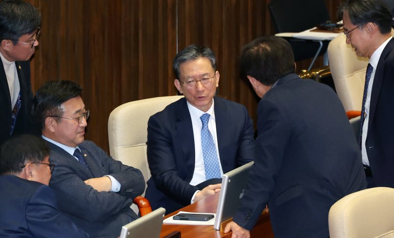 [서울=뉴시스] 조성우 기자 = 정성호(가운데) 더불어민주당 의원이 지난 3월20일 오후 서울 여의도 국회에서 열린 제423회 국회(임시회) 제2차 본회의에서 김태년(왼쪽부터), 윤호중 의원 등 동료 의원들과 대화를 나누고 있다. 2025.03.21. xconfind@newsis.com