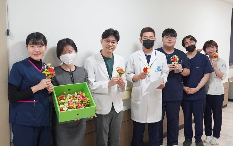 이춘택병원 자치조직인 파도회(파트너도움위원회)가 어버이날을 맞아 가족과 떨어져 지내는 환자들에게 카네이션을 달아드리는 행사를 진행했다. 이춘택병원 제공