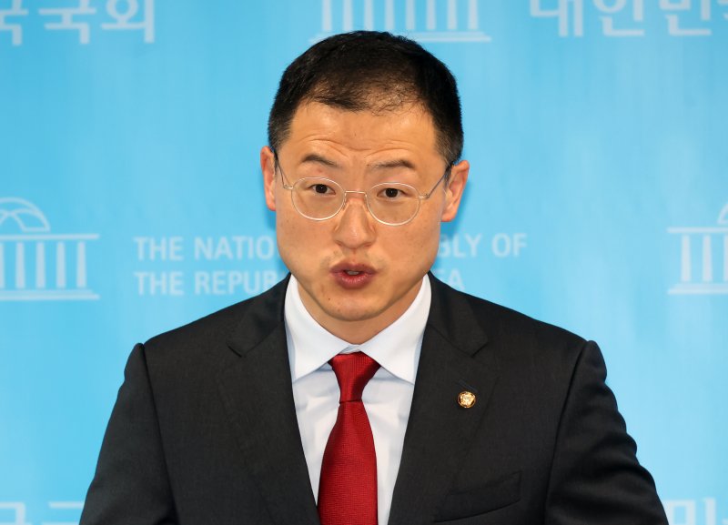 [서울=뉴시스] 고승민 기자 = 김상욱 국민의힘 의원이 21일 서울 여의도 국회 소통관에서 현안 기자회견을 하고 있다. 2025.04.21. kkssmm99@newsis.com