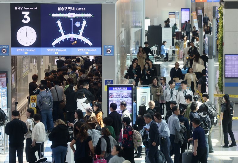 [인천공항=뉴시스] 김명년 기자 = '황금연휴'를 앞둔 29일 오전 인천국제공항 제1여객터미널 출국장에서 여행객들이 이동하고 있다. 5월 황금연휴 동안 김포와 제주 등 전국 14개 공항을 이용하는 여객이 140만명으로 예상되면서, 이기간 인천공항까지 전국공항을 이용하는 이용객은 288만명이 넘을 것으로 전망된다. 2025.04.27. kmn@newsis.com