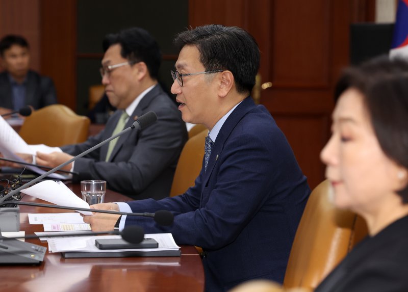 [서울=뉴시스] 배훈식 기자 = 김범석 기획재정부 장관 직무대행이 8일 오전 서울 종로구 정부서울청사에서 열린 경제관계장관회의에서 발언하고 있다. 2025.05.08. dahora83@newsis.com