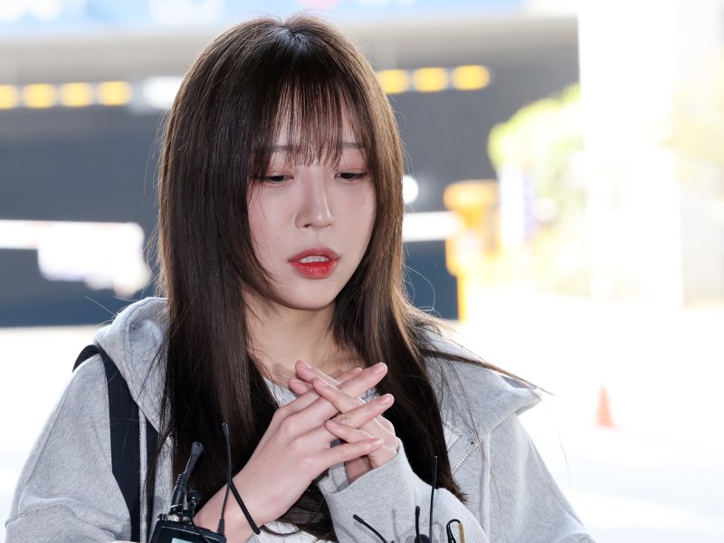 '1000만 유튜버' 쯔양(박정원)이 16일 오전 서울 강남경찰서에서 고소인 신분으로 출석, 취재진 질문에 답하고 있다. 경찰에 따르면 지난달 14일 쯔양 으로부터 명예훼손 등 혐의로 고소당한 김세의 가로세로연구소 대표에 대해 경찰이 불송치 결정을 내렸으나 검찰이 보완 수사를 요구했다. 이에 강남서는 보완 수사에 착수했다. 2025.4.16/뉴스1 ⓒ News1 황기선 기자