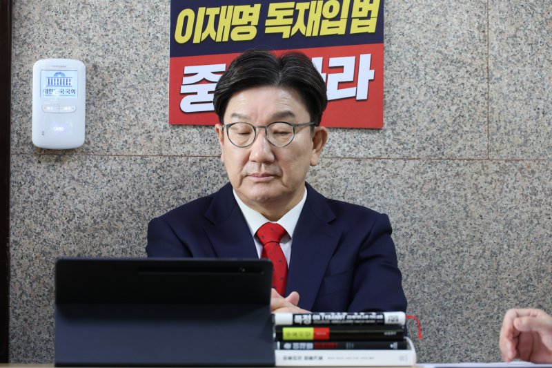 권성동 국민의힘 원내대표가 8일 오전 서울 여의도 국회에서 김문수 당 대통령 후보에게 단일화 약속을 촉구하며 무기한 단식농성을 하고 있다. 2025.5.8/뉴스1 ⓒ News1 안은나 기자