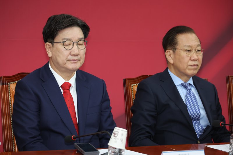 권영세 국민의힘 비상대책위원장(오른쪽)과 권성동 원내대표가 8일 오전 서울 여의도 국회에서 열린 비상대책위원회의에서 굳은 표정을 짓고 있다. 2025.5.8/뉴스1 ⓒ News1 안은나 기자