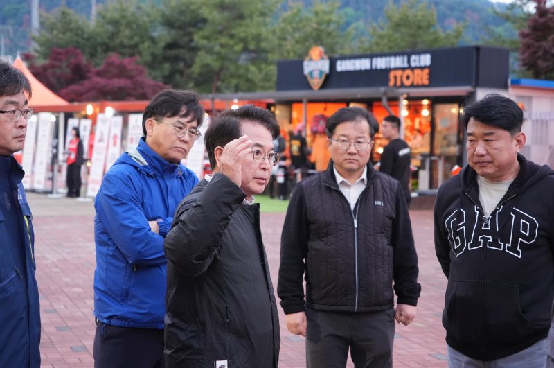경기장 출입이 제한 되자 시청 관계자들과 상의하는 육동한 춘천시장.(춘천시 제공, 재판매 및 DB금지)
