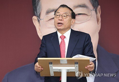 취재진 질문에 답하는 이정현 대변인 (출처=연합뉴스)
