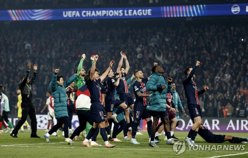 결승 진출이 확정된 후 환호하는 PSG 선수단. (출처=연합뉴스)