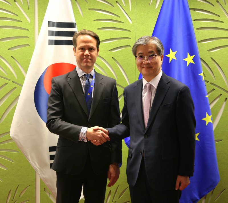 [서울=뉴시스]정부는 7일(현지시간) 벨기에 브뤼셀에서 유럽연합(EU)과 '제21차 한-EU 공동위원회'를 개최하고 디지털 혁신, 경제안보 및 공급망, 안보·방위 파트너십, 기후변화·에너지·환경 등 주요 분야에서 한-EU간 협력 현황을 점검하고, 향후 협력 방향을 논의했다. (사진=외교부 제공) 2025.05.08 *재판매 및 DB 금지