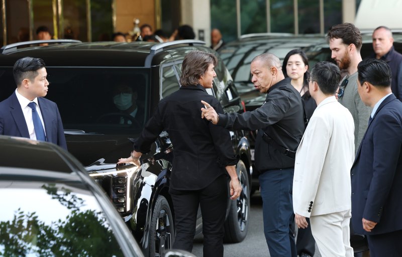할리우드 배우 톰 크루즈가 '미션 임파서블: 파이널 레코닝' 홍보를 위해 7일 오후 서울김포비즈니스항공센터(SGBAC)를 통해 내한해 관계자와 이야기를 나누고 있다. ⓒ News1 권현진 기자