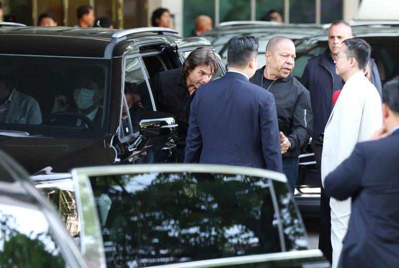 할리우드 배우 톰 크루즈가 '미션 임파서블: 파이널 레코닝' 홍보를 위해 7일 오후 서울김포비즈니스항공센터(SGBAC)를 통해 내한해 준비된 벤츠의 마이바흐 차량 대신 기아 카니발을 타고 있다. ⓒ News1 권현진 기자