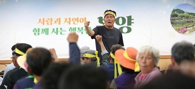제천시 봉양읍 한 주민이 '태양광 폐패널 폐기물 종합재활용시설 주민설명회'에서 거세게 반발하고 있다.2025.4.21./뉴스1 ⓒ News1 손도언 기자