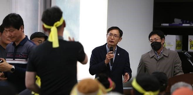 제천시 봉양읍 한 주민이 '태양광 폐패널 폐기물 종합재활용시설 주민설명회'에서 거세게 항의하고 있다.2025.4.21./뉴스1 ⓒ News1 손도언 기자