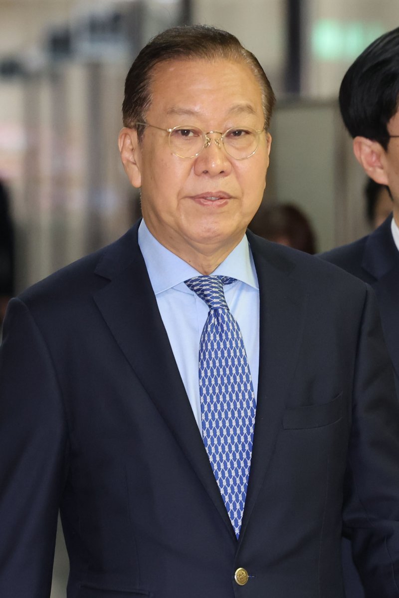 [서울=뉴시스] 권창회 기자 = 권영세 국민의힘 비상대책위원장이 8일 오전 서울 여의도 국회에서 비상대책위원회의에 참석하기 위해 이동하고 있다. 2025.05.08. kch0523@newsis.com