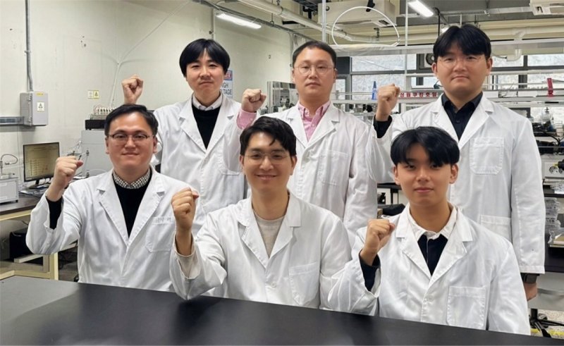 인공 후각 시스템을 개발한 한기대 연구팀.(한기대 제공. 재판매 및 DB금지)
