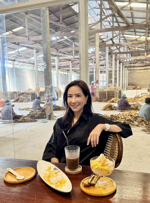 "인간 동물원이냐"…노동자 배경으로 사진 찍은 여성 정체