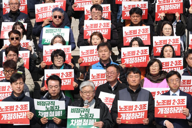 [서울=뉴시스] 조성봉 기자 = 남재영 노조법2·3조개정운동본부 공동대표가 지난 3월 6일 오전 서울 여의도 국회 본청 계단에서 열린 노조법 2·3조 개정안 발의 야5당·노동·시민사회기자회견에서 발언을 하고 있다. 2025.03.06. suncho21@newsis.com