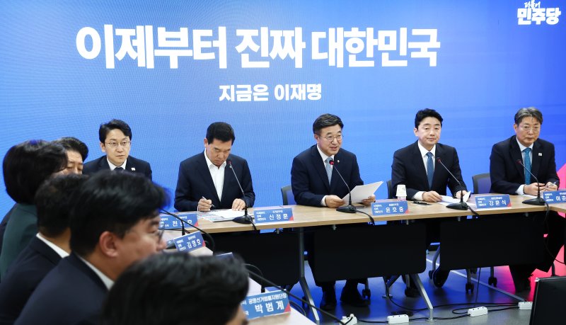 윤호중 더불어민주당 총괄본부장(오른쪽 세 번째)이 8일 오전 서울 여의도 민주당사에서 열린 진짜 대한민국 중앙선대위 총괄본부장단회의에서 모두 발언을 하고 있다. 2025.5.8/뉴스1 ⓒ News1 김민지 기자
