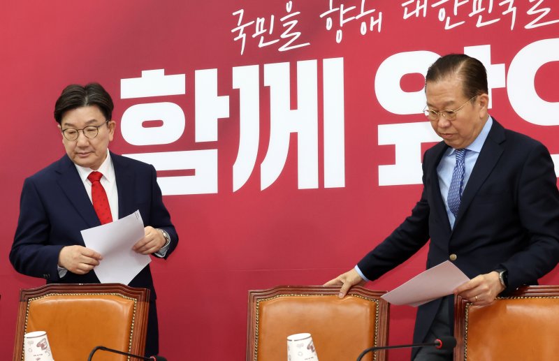 [서울=뉴시스] 조성우 기자 = 권영세(오른쪽) 국민의힘 비대위원장과 권성동 원내대표가 8일 오전 서울 여의도 국회에서 열린 비상대책위원회의에 참석하고 있다. 2025.05.08. xconfind@newsis.com