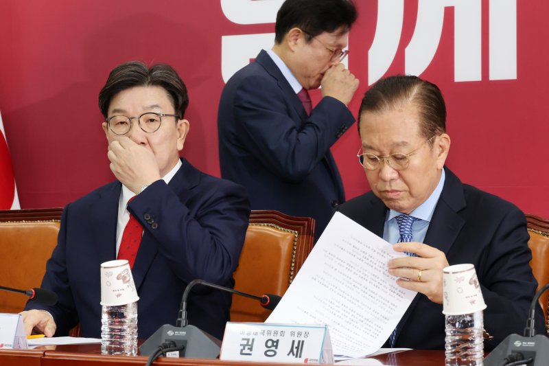 [서울=뉴시스] 조성우 기자 = 권영세(오른쪽) 국민의힘 비대위원장과 권성동 원내대표가 8일 오전 서울 여의도 국회에서 열린 비상대책위원회의에 참석해 자리하고 있다. 2025.05.08. xconfind@newsis.com