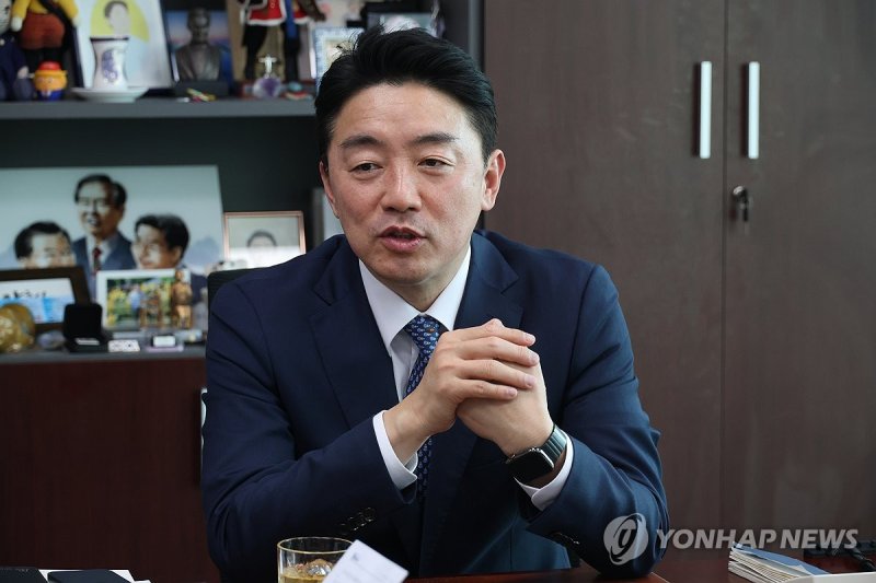 인터뷰하는 강훈식 이재명 경선 캠프 총괄본부장 (출처=연합뉴스)