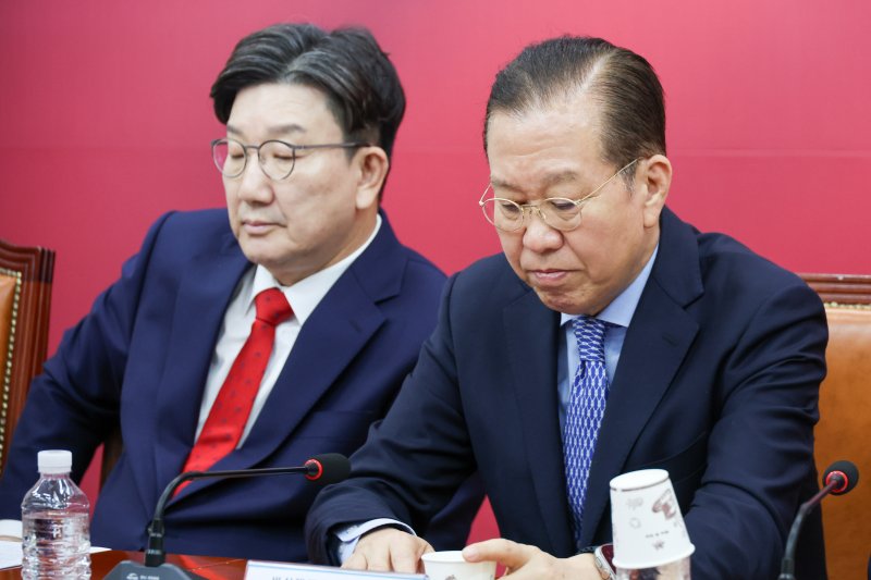 권영세 국민의힘 비상대책위원장(오른쪽)과 권성동 원내대표가 8일 오전 서울 여의도 국회에서 열린 비상대책위원회의에서 굳은 표정을 짓고 있다. 2025.5.8/뉴스1 ⓒ News1 안은나 기자