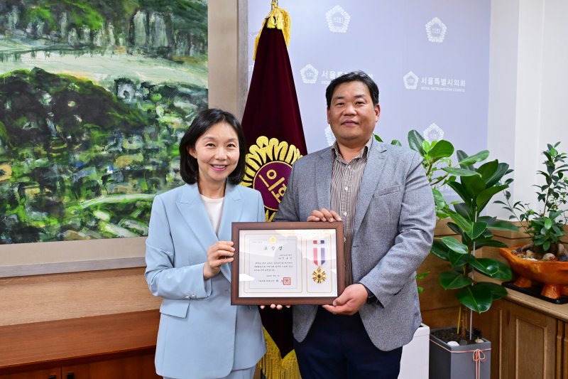 안용진 GS건설 메이플자이 현장소장(오른쪽)이 서울시의회의장 표창을 수상했다.