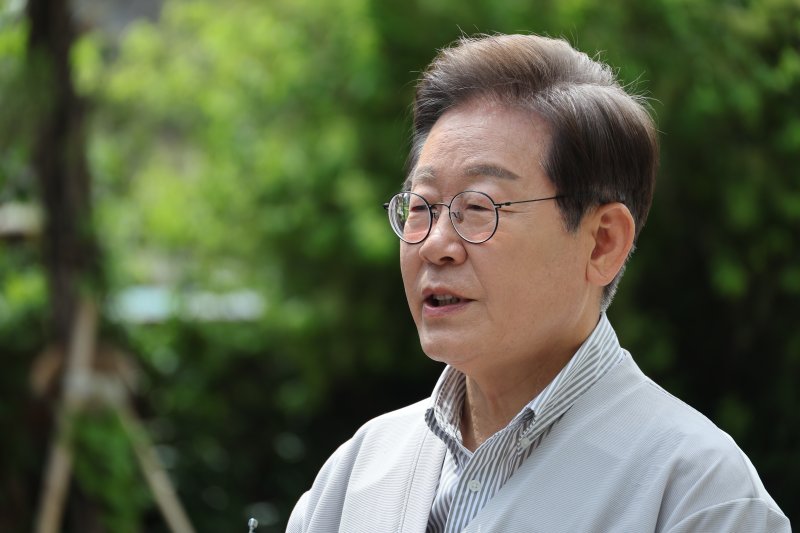 이재명 더불어민주당 대통령 후보가 2차 골목골목 경청투어 마지막 날인 7일 오후 전북 전주시의 카페 앞에서 공직선거법 위반 사건 파기환송심 첫 공판기일 연기에 대해 "법원의 합당한 결정"이라는 입장을 밝히고 있다. 2025.5.7/뉴스1 ⓒ News1 안은나 기자