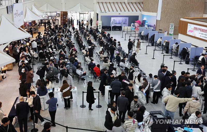 인천시 '천원주택' 신청 접수 창구에 몰린 인파 (출처=연합뉴스)