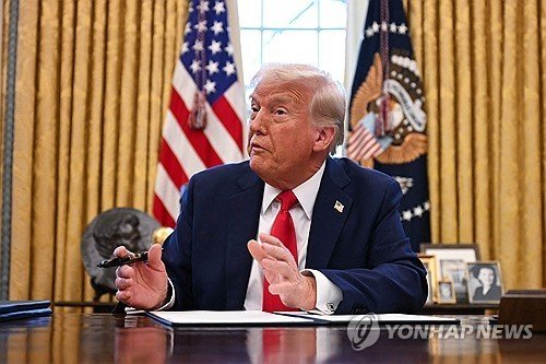 행정명령 서명하는 트럼프 (출처=연합뉴스)