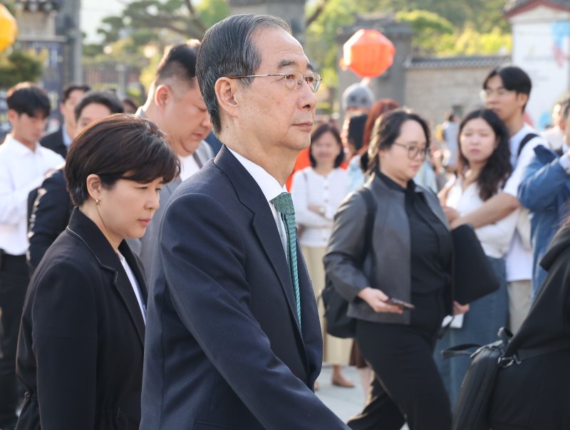 한덕수 무소속 대선 예비후보가 7일 오후 서울 종로구의 한 음식점에서 열린 후보 단일화를 위한 김문수 국민의힘 대통령 후보와 회동을 갖기 위해 차량에서 내리고 있다. (공동취재) 2025.5.7/뉴스1 ⓒ News1 오대일 기자