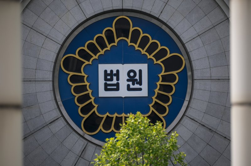 [서울=뉴시스] 정병혁 기자 = 윗집에 사는 일가족이 층간소음을 유발하고 자신의 험담을 한다고 생각해 고무망치로 폭행한 시민이 1심에서 실형을 선고받았다. 2025.05.08. jhope@newsis.com