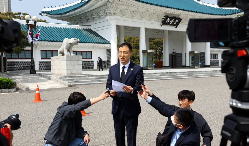 [서울=뉴시스] 박주성 기자 = 김상욱 국민의힘 의원이 8일 오전 서울 동작구 국립서울현충원 참배 후 탈당 기자회견을 하고 있다. 2025.05.08. park7691@newsis.com